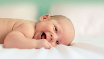 Bild Baby bei der Babymassage
